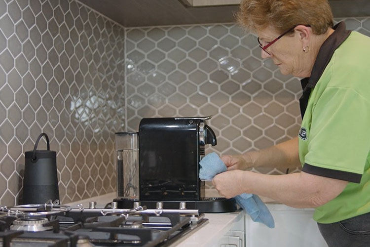 vip-home-cleaning-gawler-angle-vale-munno-para-hewett-south-australia-kitchen-stove-oven-cleaner